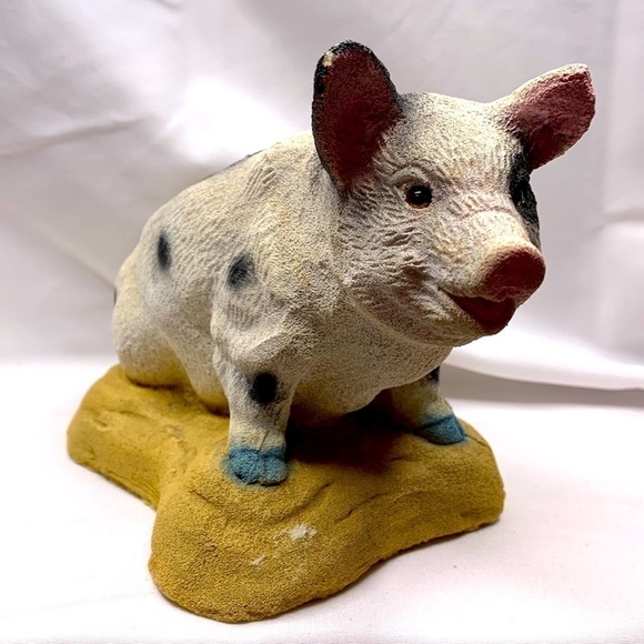Cement pig statue black and white - Picture 1 of 7